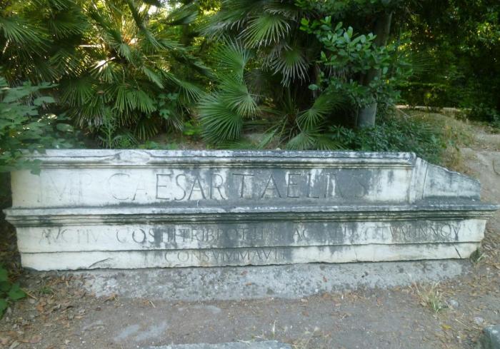 Σωζόμενο τμήμα του επιστυλίου στον Εθνικό Κήπο. Πηγή: urbanspeleology.blogspot.gr